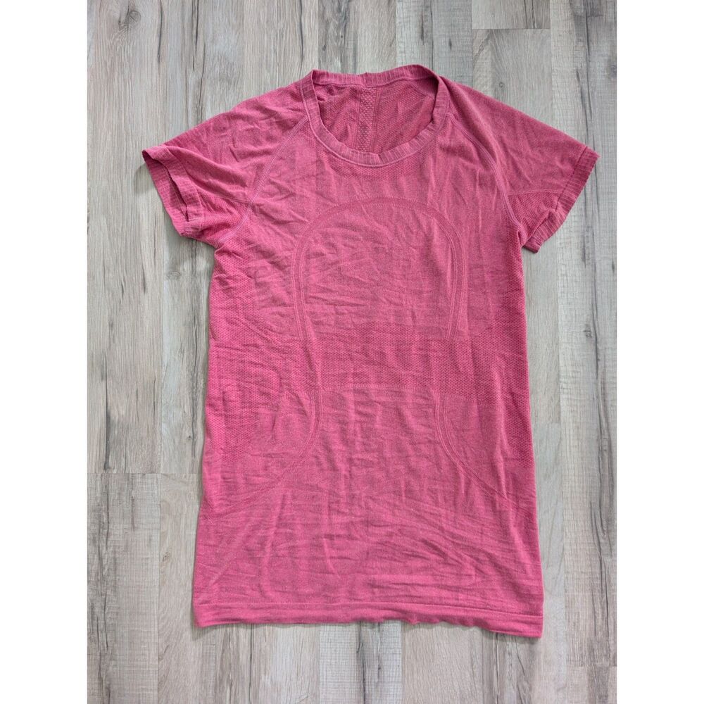 Lululemon Swiftly Tech Crewneck Tee in Bright Pink, Size 8 (C7)